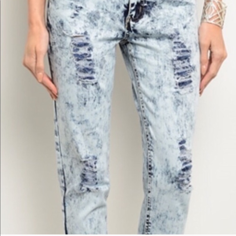 ๐Acid wash distressed jeans size 3 - Picture 3 of 3